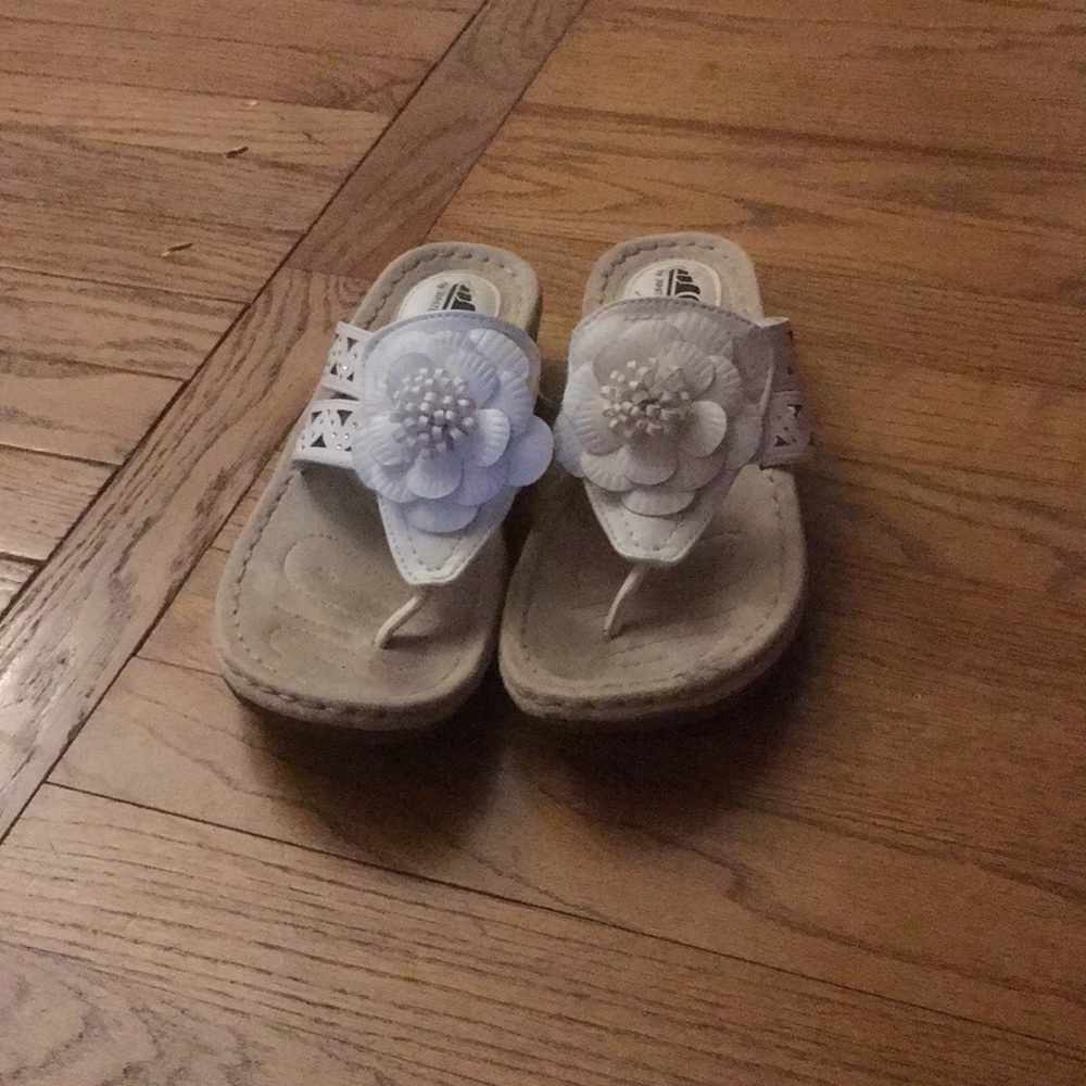 White mountain cliffs sandals
